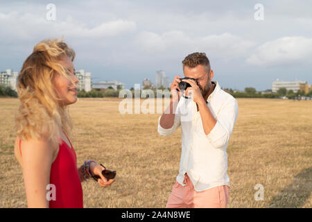 Mann fotografiert junge Frau Stockfoto