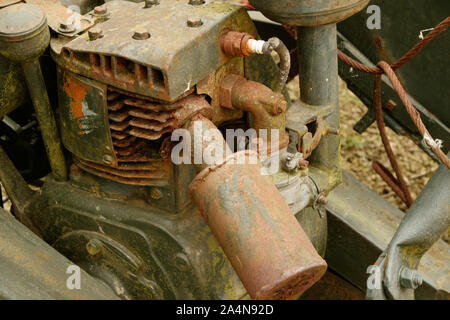 Alter verrostete rostiger Traktormotor. Stockfoto