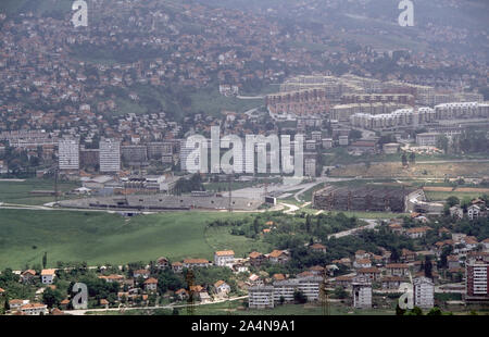 6. Juni 1993 während der Belagerung von Sarajevo: Der Blick nach Osten von Hum Hill. Die Koševo das Stadion der Stadt ist fast Mitte-Rahmen mit dem ausgebrannten Juan Antonio Samaranch Olympic Hall (früher als zetra Olympic Hall bekannt) auf der rechten Seite. Stockfoto