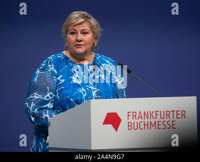 15. Oktober 2019, Hessen, Frankfurt/Main: Erna Solberg, Ministerpräsident von Norwegen, spricht bei der Eröffnung der Frankfurter Buchmesse. Foto: Frank Rumpenhorst/dpa Stockfoto