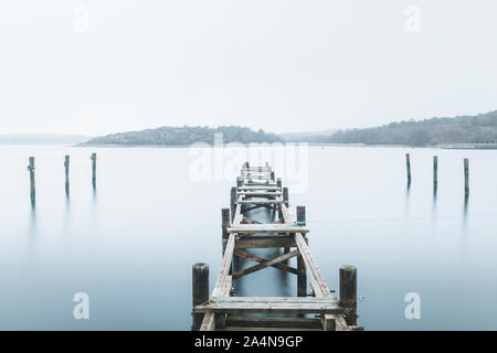 Holz- groyne und Steg am See Stockfoto
