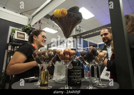 London, Großbritannien. 15 Okt, 2019. Unabhängige Hotel Show 2019, Olympia West, der Fachmesse für unabhängige Hotels mit Handel Displays von Bademänteln, Toilettenpapier, gepolsterte Kopfteile, luxuriöse Bäder, digitale Tennis, edle Pralinen, fruchtige Biere und eine Plastik Schafe. Credit: Peter Hogan/Alamy leben Nachrichten Stockfoto