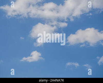 Blauer Himmel mit Wolken im Sommer Stockfoto