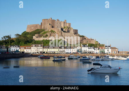 Die gewaltigen historischen mittelalterlichen Stadtmauer Mont Orgueil Castle Webstuhl über dem malerischen Dorf und den Hafen von Gorey. Jersey, Channel Islands. Stockfoto