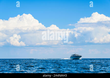 Yacht auf See Stockfoto