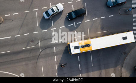 Luftaufnahme von Fahrzeugen auf Kreuzung Stockfoto