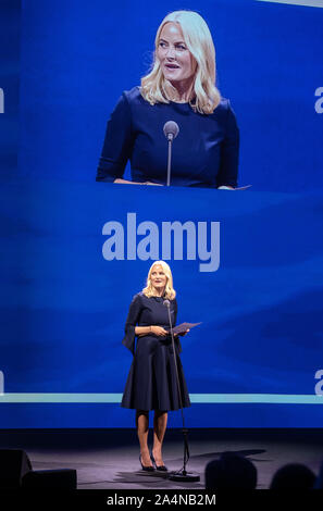 15. Oktober 2019, Hessen, Frankfurt/Main: Kronprinzessin Mette-Marit von Norwegen rezitiert ein Gedicht auf der Eröffnungsfeier der Frankfurter Buchmesse. Foto: Frank Rumpenhorst/dpa Stockfoto