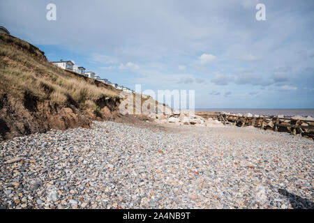 Blick entlang der Felswand von Hornsea Strand zeigen Beispiele für Küstenschutz und stürzte die Klippen von geschiebelehm. Stockfoto