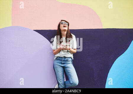 Junge Frau mit smartphone Stockfoto