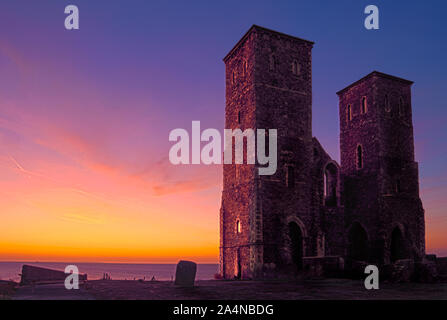 Reculver twin towers Sonnenuntergang Stockfoto