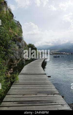 Holz- Steg über den See Ohrid, Mazedonien Stockfoto