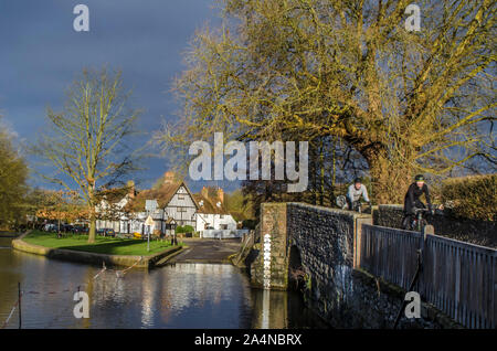 Eynsford Radfahrer überqueren Sie die Brücke Stockfoto