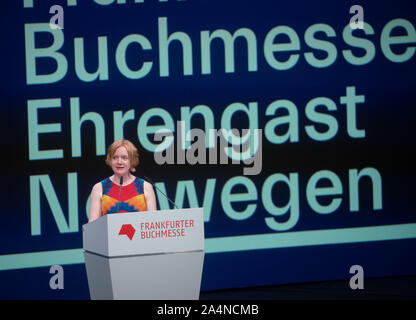 15. Oktober 2019, Hessen, Frankfurt/Main: Norwegisch Thema Erika Fatland spricht bei der Eröffnung der Frankfurter Buchmesse. Foto: Frank Rumpenhorst/dpa Stockfoto