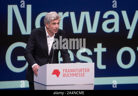 15. Oktober 2019, Hessen, Frankfurt/Main: Norwegisch Thema Karl Ove Knausgard spricht bei der Eröffnung der Frankfurter Buchmesse. Foto: Frank Rumpenhorst/dpa Stockfoto