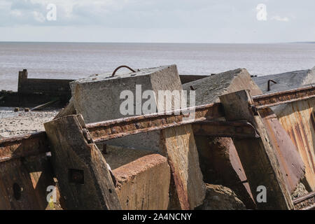 Ein Blick auf den Stein Gabione auf hornsea Strand, entlang der Küste von Holderness - Europas schnellster erodieren Küste Stockfoto