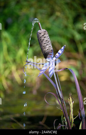 Wunderschöner ornamentaler Bulrush Fountain in einem Teich in einem Garten in Sawdon North Yorkshire England Großbritannien Stockfoto