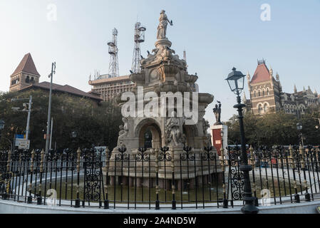 Die Briten - ära Flora Brunnen im Fort, in Mumbai, Indien. Es ist ein ornamental und exquisit modellierten Architektonisches erbe Denkmal am südlichen Ende des historischen Dadabhai Naoroji Road, (früher die 1,6 km lange Straße genannt). Es war in der CE 1864 erbaut, und schildert der römischen Göttin Flora. Es wurde mit Gesamtkosten von Rs gebaut. 47.000, oder 9000 Pfund Sterling. Es war renoviert von indischen National Trust für Kunst und Kultur Erbe (INTACH) und in der CE 2019 Januar eingeweiht, mit Wiederherstellung der Skulptur und Brunnen, an Kosten von Rs. 4,25 Crore. Stockfoto