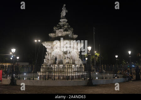 Ein Blick auf die Britische - ära Flora Brunnen im Fort, in Mumbai, Indien. Es ist ein ornamental und exquisit modellierten Architektonisches erbe Denkmal am südlichen Ende des historischen Dadabhai Naoroji Road, (früher die 1,6 km lange Straße genannt). Es war in der CE 1864 erbaut, und schildert der römischen Göttin Flora. Es wurde mit Gesamtkosten von Rs gebaut. 47.000, oder 9000 Pfund Sterling. Es war renoviert von indischen National Trust für Kunst und Kultur Erbe (INTACH) und in der CE 2019 Januar eingeweiht, mit Wiederherstellung der Skulptur und Brunnen, an Kosten von Rs. 4,25 Crore. Stockfoto