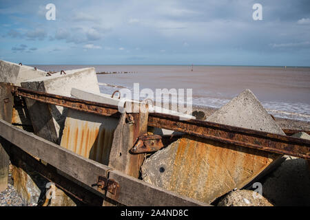 Ein Blick auf die Felsenpanzerung am Hornsea Beach entlang der Holderness Küste - Europas am schnellsten erodierende Küste Stockfoto