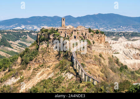 Civita di Bagnoregio Landschaft, auch sterbende Stadt genannt. Dorf der etruskischen Ursprungs in der Nähe von Rom Italien auf einem tuff Berg gebaut. Stockfoto