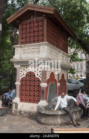 Seth Gangalal V. Mulji Nandlal Pyau (Wasserbrunnen) am Horniman Circle in Mumbai, Indien. Dieser Wasserbrunnen wurde im Jahr 1873 über einem Brunnen bei Bombay Green (heute bekannt als Horniman Circle) erbaut. Als Wasserleitungen verlegt und Stauseen gebaut wurden, wurde der Brunnen selbst nicht mehr aktiv genutzt und von einem Gedenkpyau (Trinkwasserbrunnen) überbaut. Stockfoto