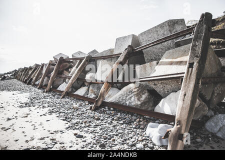 Ein Blick auf die Felsenpanzerung am Hornsea Beach entlang der Holderness Küste - Europas am schnellsten erodierende Küste Stockfoto