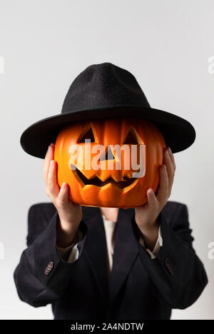 Halloween Mann mit Kürbis Kopf in jack o lantern Kostüm Stockfoto