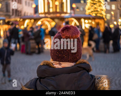 Frau auf dem Weihnachtsmarkt Stockfoto