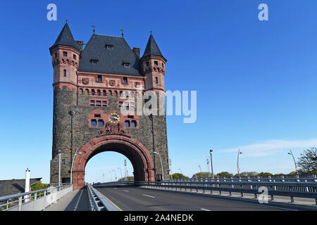 Historischen Kulturdenkmal Turm Wahrzeichen "nibelungenbrücke" oder "Nibelungentor" auf der Brücke in der Stadt Worms in Deutschland Stockfoto