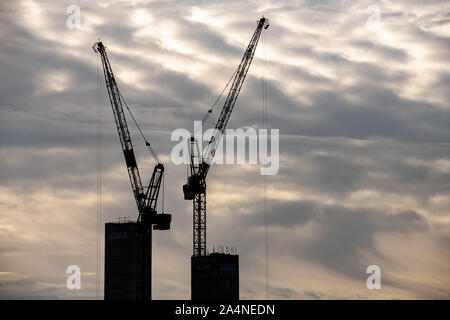 Krane und Bauvorhaben in Manchester. Stockfoto