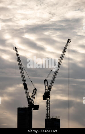 Krane und Bauvorhaben in Manchester. Stockfoto