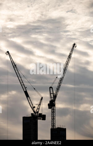 Krane und Bauvorhaben in Manchester. Stockfoto