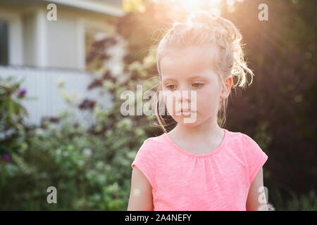 Wenig schüchtern blonde Mädchen Stockfoto