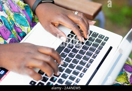Hände auf Laptop Tastatur Stockfoto
