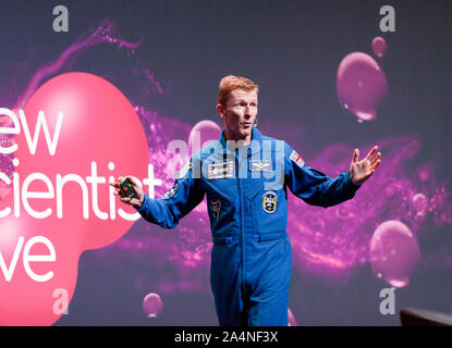 Astronaut, Tim Peake, einen Vortrag "Rückkehr zum Mond", beschreibt die Motivation und die Herausforderungen der Besuch unserer Nachbarn im All, auf der großen Bühne im New Scientist Live 2019 Stockfoto