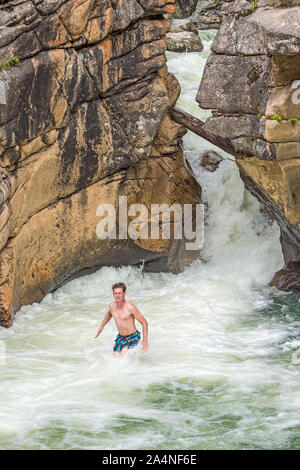 Ein Überbrückungskabel Hits das kalte Wasser in die Roaring Fork River, wie es durch The Devil's Punchbowl in der Nähe von Aspen, Colorado. Stockfoto