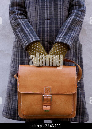 Frau mit Leder Tasche Stockfoto