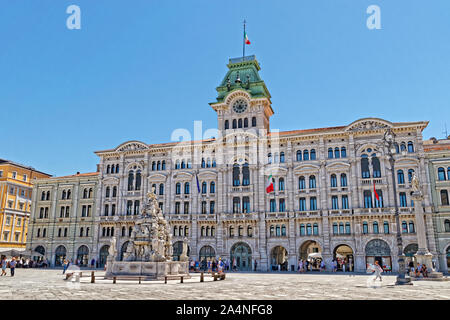 Rathaus und Piazza Unità d'Italia mit der Fontana dei Quattro Continenti oder dem Brunnen der vier Kontinente in Triest, Italien. Stockfoto