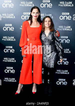 Ruth Wilson und Dafne scharf, die Teilnahme an der Premiere seines dunklen Materialien am BFI Southbank, London statt. Stockfoto