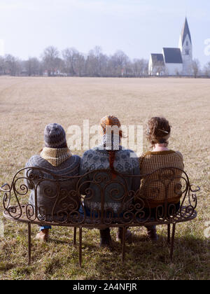 Frauen sitzen auf Bank Stockfoto