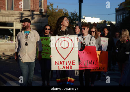 Bloomington, Indiana, USA. 14 Okt, 2019. Studenten der Indiana University, Bloomington und Mitglieder der Gemeinschaft März mit Plakaten von Dunn Wiese auf die Monroe County Courthouse während der indigenen Völker Tag in Bloomington. Eine Resolution durch den Rat der Stadt Bloomington offiziell die indigenen Völker Tag im Kalender als Urlaub jeden zweiten Montag im Oktober. Quelle: Jeremy Hogan/SOPA Images/ZUMA Draht/Alamy leben Nachrichten Stockfoto