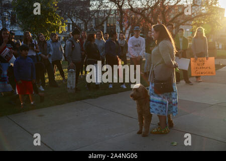 Bloomington, Indiana, USA. 14 Okt, 2019. Studenten der Indiana University, Bloomington und Mitglieder der Gemeinschaft sammeln Zu den Referenten auf der Monroe County Courthouse während der indigenen Völker Tag in Bloomington zu hören. Eine Resolution durch den Rat der Stadt Bloomington offiziell die indigenen Völker Tag im Kalender als Urlaub jeden zweiten Montag im Oktober. Quelle: Jeremy Hogan/SOPA Images/ZUMA Draht/Alamy leben Nachrichten Stockfoto