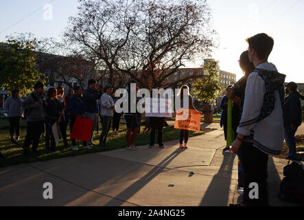 Bloomington, Indiana, USA. 14 Okt, 2019. Studenten der Indiana University, Bloomington und Mitglieder der Gemeinschaft sammeln Zu den Referenten auf der Monroe County Courthouse während der indigenen Völker Tag in Bloomington zu hören. Eine Resolution durch den Rat der Stadt Bloomington offiziell die indigenen Völker Tag im Kalender als Urlaub jeden zweiten Montag im Oktober. Quelle: Jeremy Hogan/SOPA Images/ZUMA Draht/Alamy leben Nachrichten Stockfoto