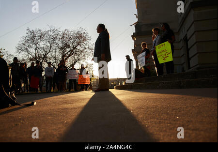 Bloomington, Indiana, USA. 14 Okt, 2019. Ben Barnes, den Leiter des Shawnee Stamm spricht als Studenten der Indiana University, Bloomington und Mitglieder der Gemeinschaft im Monroe County Courthouse während der indigenen Völker Tag in Bloomington sammeln. eine Resolution durch den Rat der Stadt Bloomington offiziell die indigenen Völker Tag im Kalender als Urlaub jeden zweiten Montag im Oktober. Quelle: Jeremy Hogan/SOPA Images/ZUMA Draht/Alamy leben Nachrichten Stockfoto