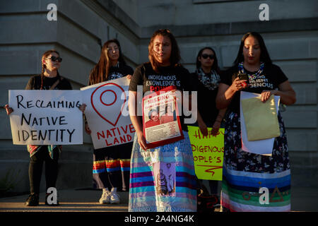 Bloomington, Indiana, USA. 14 Okt, 2019. Schmidt Perkins hält ein Foto von fehlenden indigene Frau, Esther Maria Smith, der einmal in Bloomington lebte, und 2006 verschwanden nach dem verlassen ihr Zuhause im Staat Washington, während Indigengous Völker Tag. Eine Resolution durch den Rat der Stadt Bloomington offiziell die indigenen Völker Tag im Kalender als Urlaub jeden zweiten Montag im Oktober. Quelle: Jeremy Hogan/SOPA Images/ZUMA Draht/Alamy leben Nachrichten Stockfoto