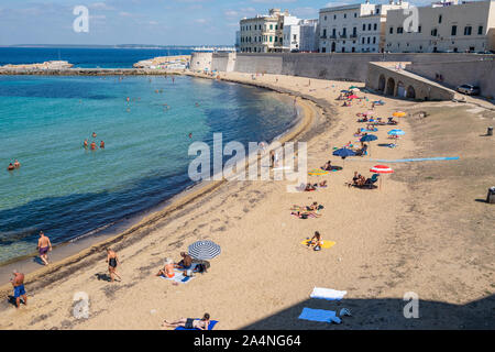 Öffentlicher Strand Spiaggia della Purità (Strand von Reinheit) in Gallipoli, Apulien (Puglia) im südlichen Italien Stockfoto