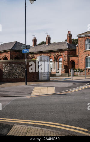 Ein Blick auf die Trans Pennine Trail Wahrzeichen an der Ecke der Straße in Hornsea Town, East Yorkshire, England, Großbritannien Stockfoto