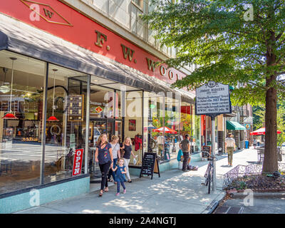 Jimmie Rodgers Plaque und historischen Woolworth Store jetzt Woolworth Spaziergang eine Kunst und Handwerk Galerie in der Innenstadt von Asheville North Carolina Stockfoto