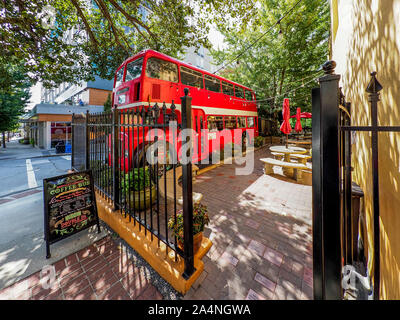 Doppel D's Kaffee & Desserts in einem Londoner Doppeldeckerbus in der Innenstadt von Asheville North Carolina Stockfoto