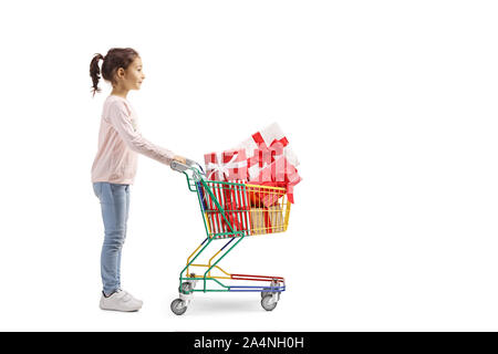 Volle Länge Profil geschossen von einem kleinen Mädchen drücken stellt in einem mini Warenkorb auf weißem Hintergrund Stockfoto